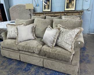 Henredon Sofa's Orlando Auction