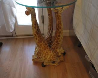Such an adorable giraffe table