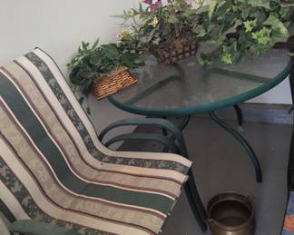 patio set has umbrella and stand