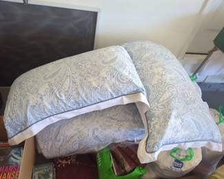 Quilt and pillow sham sets