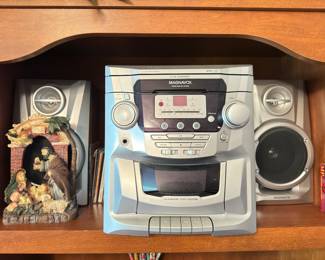 Magnavox cassette and CD system with speakers