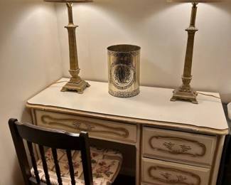  022 470 French Provincial Desk  Lamps 