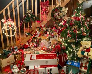 042 Christmas Decor Galore 