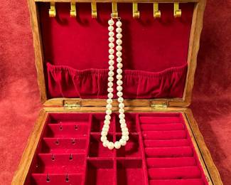 409 Freshwater Pearls  Jewelry Box