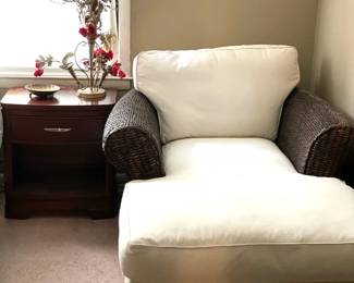 507 Large Wicker Chaise Lounge  Nightstand 