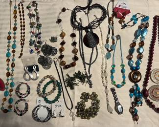 Loootttzzzz of jewelry!!!