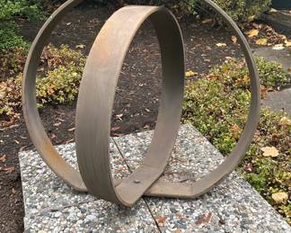 Outdoor metal accent sculpture