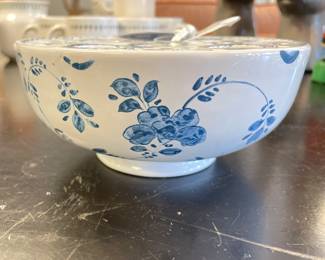 Vintage Mottahedeh Metropolitan Museum of Art Crocus Bowl. Photo 1 of 2.