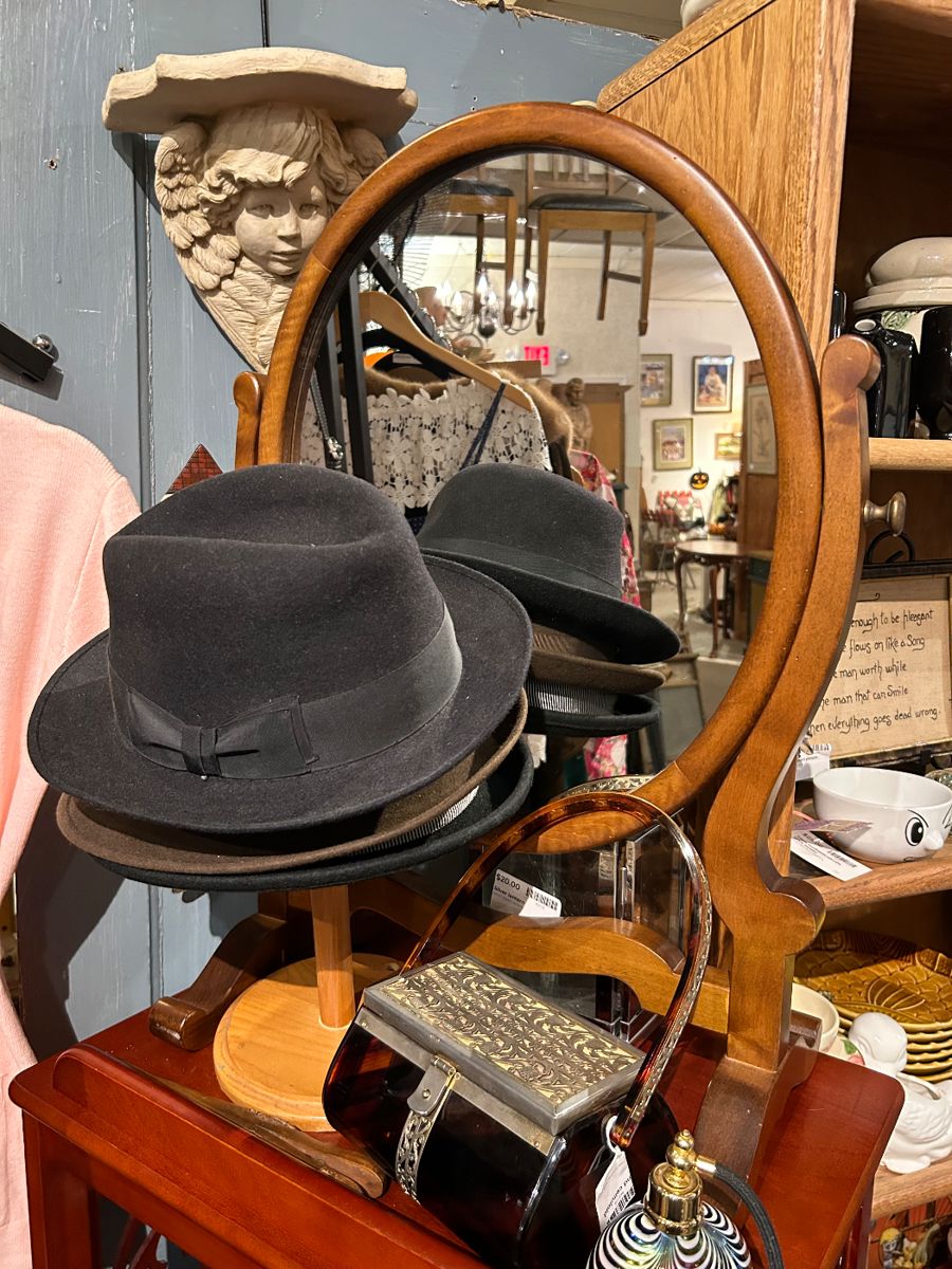 ULTIMATE VINTAGE TRENDY GLASSWARE & COLLECTORS... starts on 9/29/2023