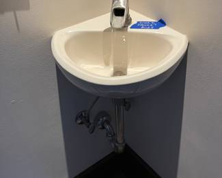 Corner sink & faucet $125