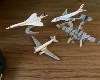 Small cast airplane models 