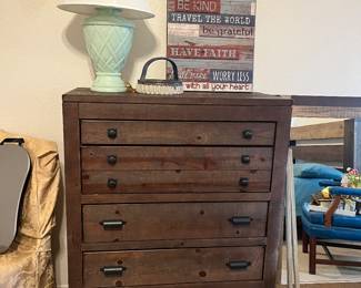 Heavy dresser/Chest