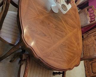 Thomasville Elysee Dining Table 2 leafs 6 Chairs