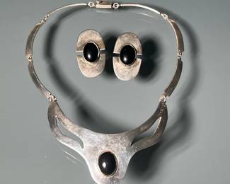MEXICAN ONYX & STERLING SILVER JEWELRY | Designed as a contour link sterling silver necklace with a large central openwork section mounting a round onyx cabochon (17mm) marked "MM-34 / MEXICO / 925"; plus a pair of similar unmarked earrings; together 97.4