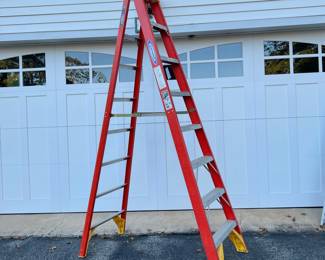WERNER 8 FOOT FIBERGLASS STEP LADDER | 300lb. Model 6207 - l. 55 x w. 27 x h. 92 in (at base)