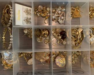 Hundreds of pieces of jewelry (necklaces, earrings, bracelets, brooches, hair items, etc.)
