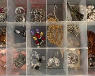 Hundreds of pieces of jewelry (necklaces, earrings, bracelets, brooches, hair items, etc.)