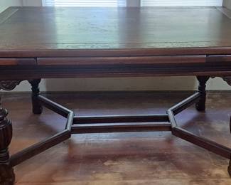 Gorgeous oak dining table with built in leaves