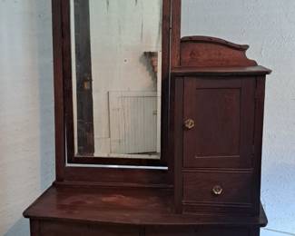 Antique gentlemen's dresser/vanity