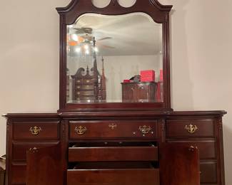 Dresser w/mirror