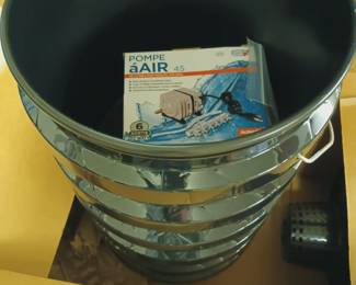 Hydroponic bucket growing system