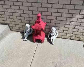 2 Statues And A Building 