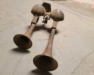 #676 • Vintage car horn
