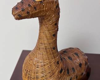 Straw giraffe trinket holder