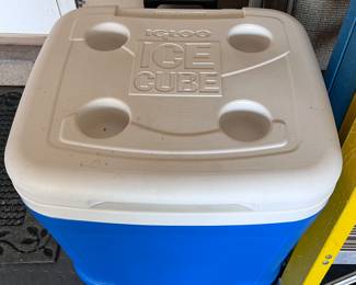 Igloo wheeled cooler
