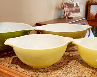 Much vintage and Mid Century!! Kitchenware and glassware. 4 pcs. Pyrex set