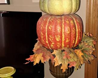 Much seasonal decor!!