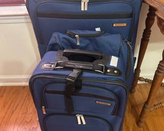 Three piece luggage set