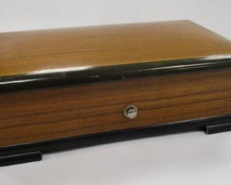 MODELE DEPOSE SWISS MUSIC BOX. OLDER WITH SHELLAC FINISH. SIGNED