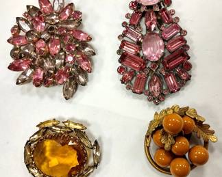 VINTAGE JEWELRY: TWO PINS AND TWO DRESS CLIPS. LARGE PINK PIN IS A WEISS