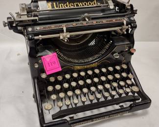 ANTIQUE UNDERWOOD TYPEWRITER