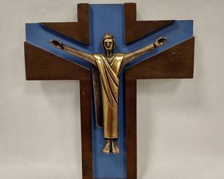 MODERN BRONZE ON WOOD CRUCIFIX. SIGNED ON THE BACK OF FIGURE