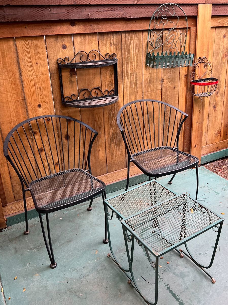 Vintage Russell Woodard Pinecrest  Wrought Iron Garden Patio Chairs  31.5" H x 24.25" W x 20" D x 17.5" Seat height
