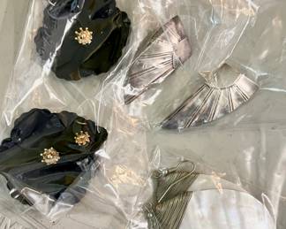 Over 100 pieces of vintage jewelry 