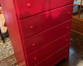 Red chest of drawers with smooth sliding drawers 