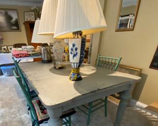 Dining room table, lamps & chairs 