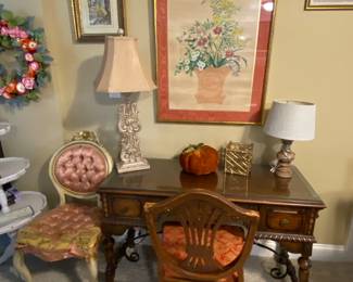 Small desk , chair & accessories 