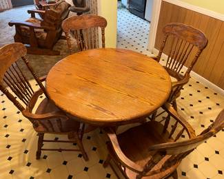 Nice oak kitchen table and chairs with a leaf