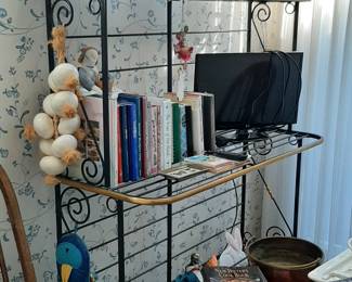 Very Nice Black/Gold Baker's Rack