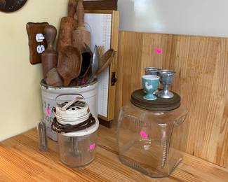 Vintage kitchen items. $8