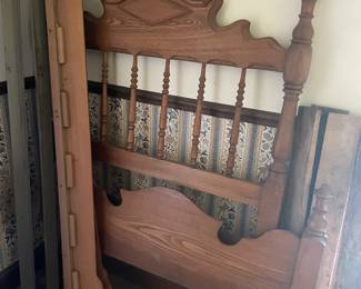 Victorian twin bed $25