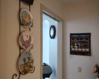 Wall plate holder and collectible plates