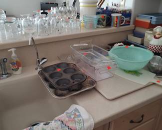 Lots of kitchen items