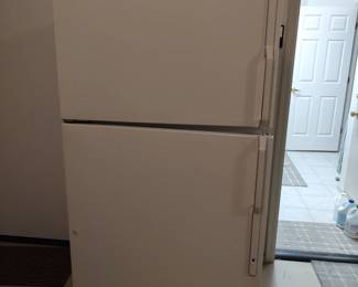 GE Refrigerator/freezer.  Great for the garage