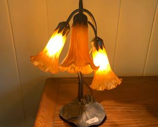 #262	tiffany 3 bulb lamp with Lilypad base 	 $20.00 			

