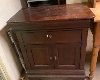 #119	Sumter End Table w/1 drawer & 2 doors (as is finish) Bedside Table 28x17x31	 $75.00 			

